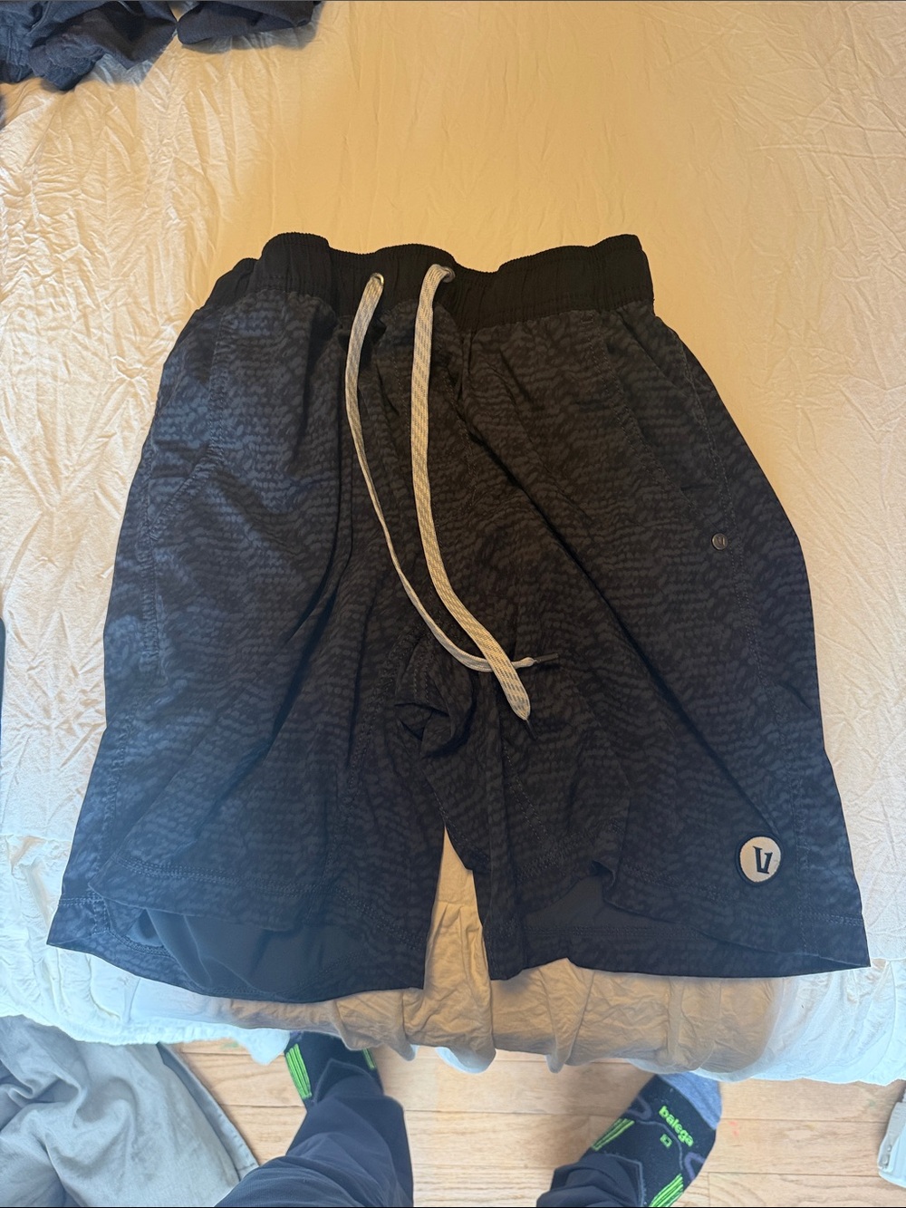 Vuori Black Patterned Athletic Drawstring Shorts w/ liner